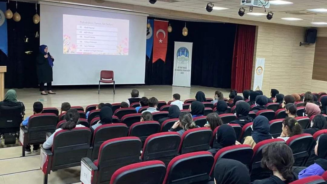 Okulumuz kariyer tanıtım seminerleri kapsamında bu hafta Uzm. Psikolog Nilşah Çavuşoğlu öğrencilerimizle bir araya geldi.