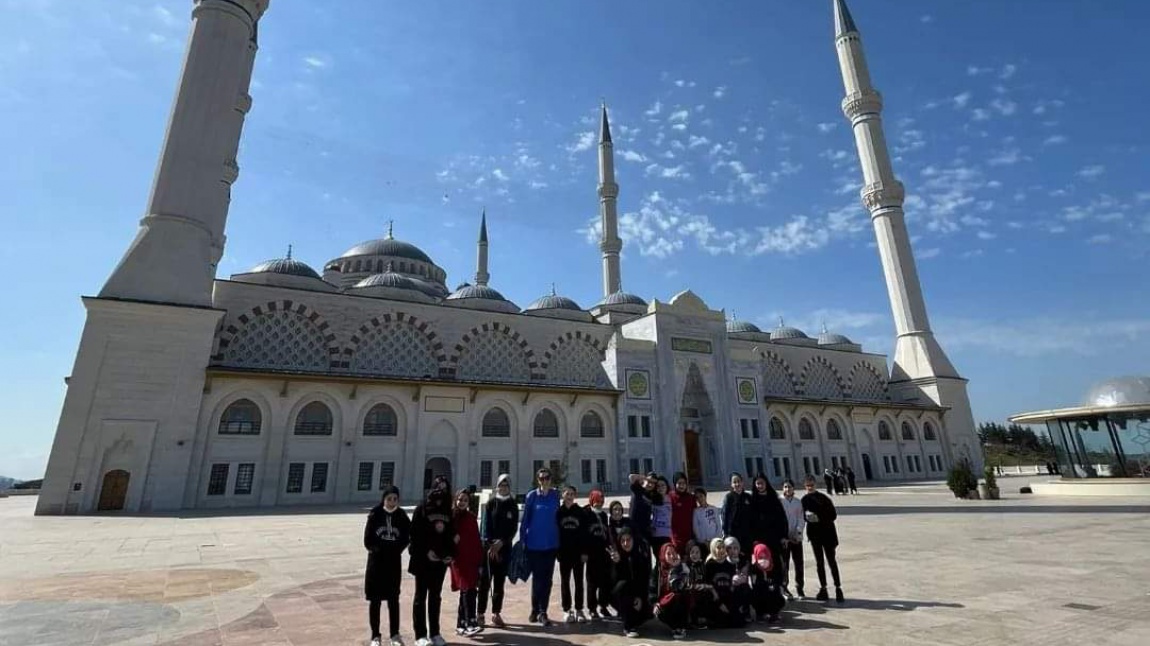 Öğrencilerimiz Büyük Çamlıca Camine ve Cumhurbaşkanlığı İslam Medeniyetleri Müzesine ziyaret gerçekleştirdiler...